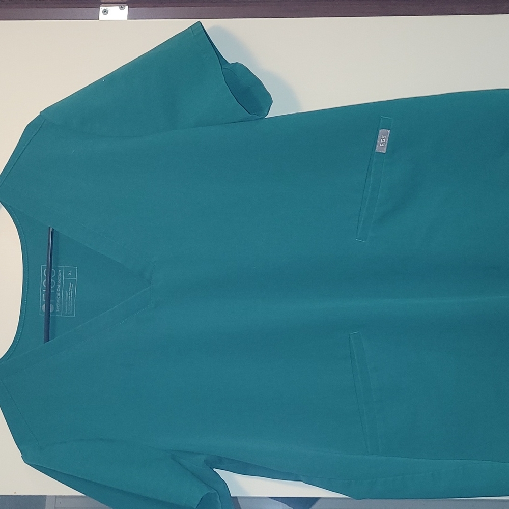 Fig Hunter Green XL scrub top.